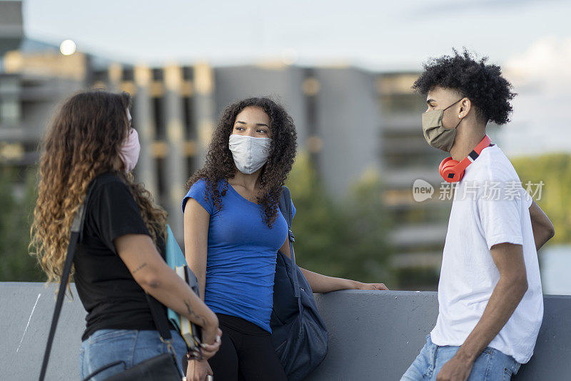 多民族学生戴着口罩在校园里