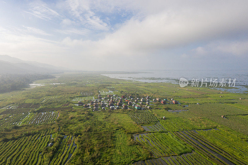 缅甸因莱湖上当地村庄的鸟瞰图