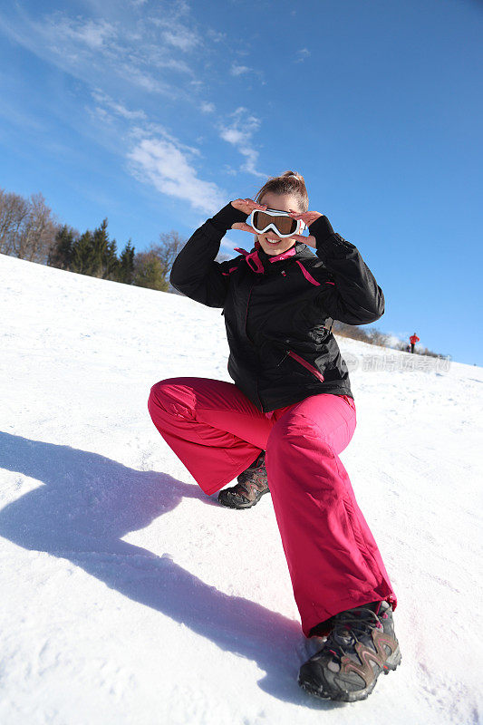 女子滑雪者在山上