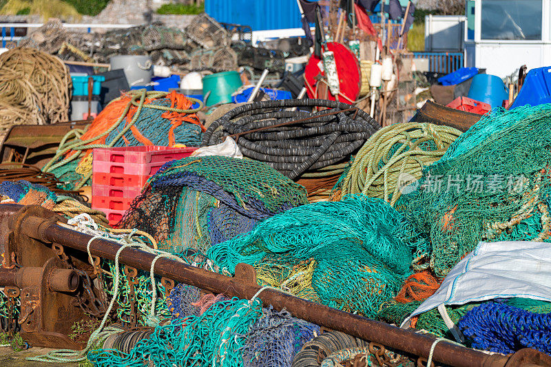 渔网，龙虾罐和拖网设备