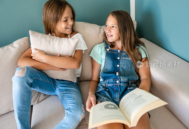 两姐妹在读一本书