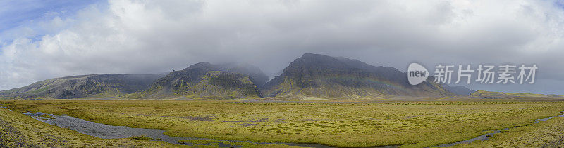 冰岛的景观有草和苔藓覆盖的岩石和瀑布