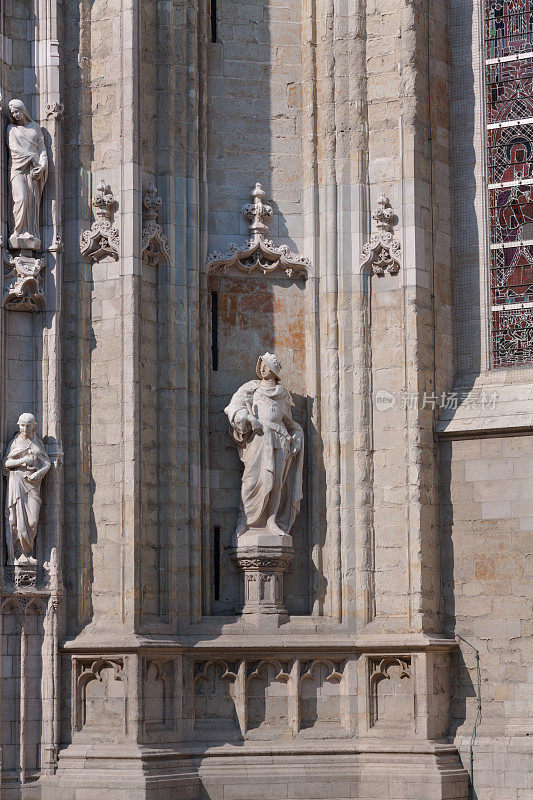 布鲁塞尔萨布隆胜利圣母教堂正面的雕像