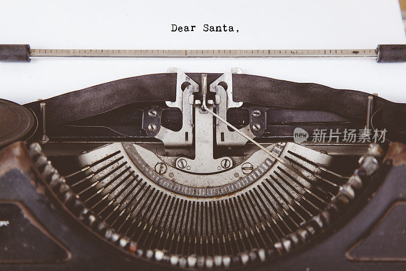 亲爱的圣诞老人的信在粗糙的打字机上
