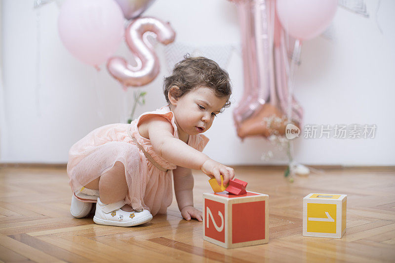 美丽的一岁小女孩，庆祝她的一岁生日