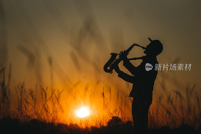 一个日落时分的年轻萨克斯管吹奏者