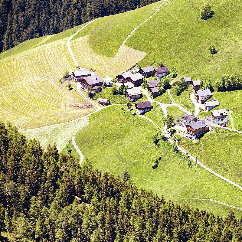 Dolomites上的意大利村庄鸟瞰图。