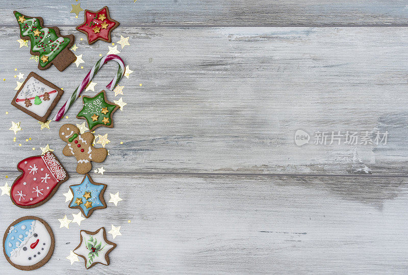 白色质朴的招牌，左边框装饰着圣诞节自制的饼干。节日的气氛中。关于派对邀请，卡片，愿望的点子