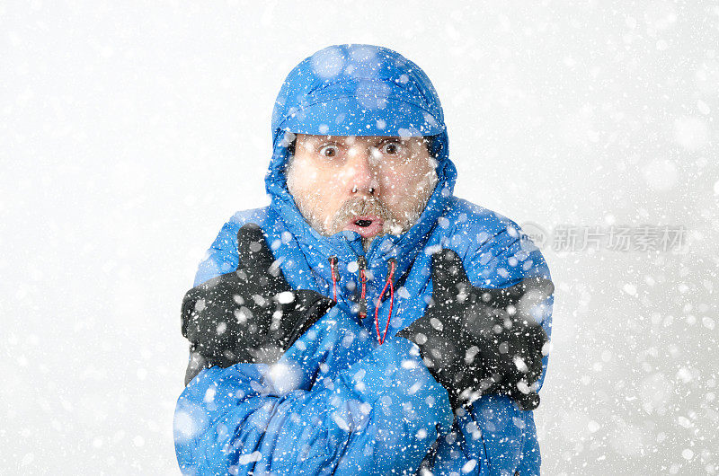 人在雪下冻住的肖像