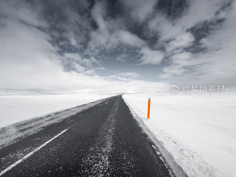 冰岛下雪的道路