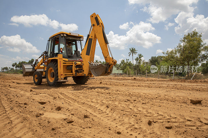 Jcb起重机在采石场附近工作