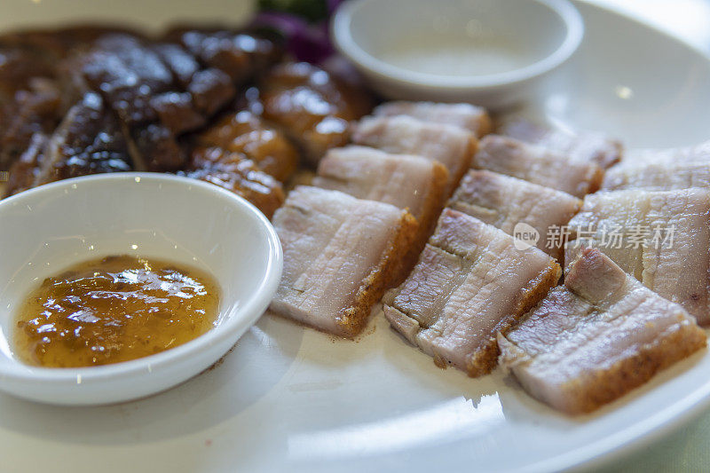 广东烧味的特写:烧猪肉和烧鹅