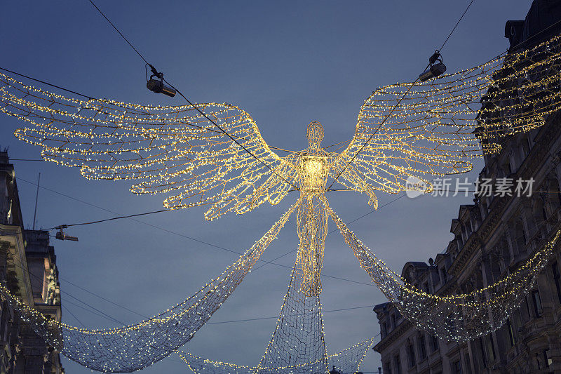 夜幕降临时，伦敦摄政街悬挂着2020年圣诞彩灯和装饰