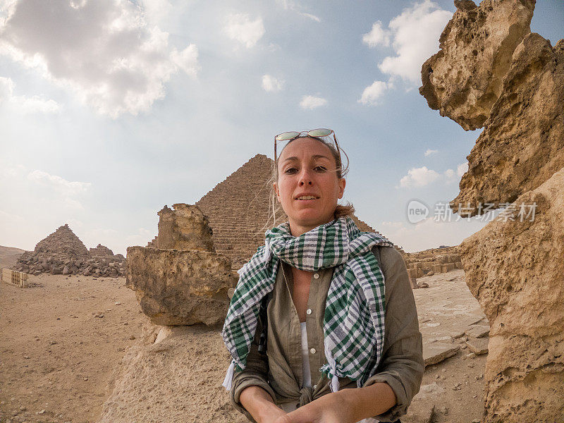 埃及一名女子在金字塔前自拍