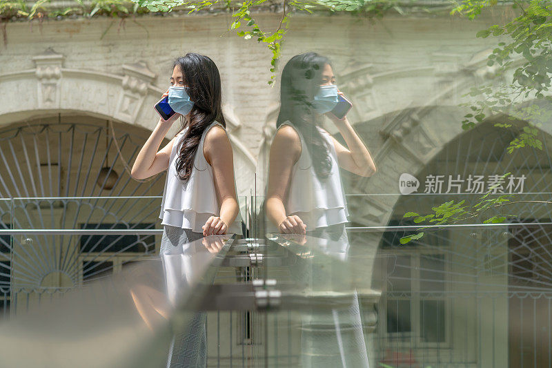 亚洲华人女性在户外使用智能手机