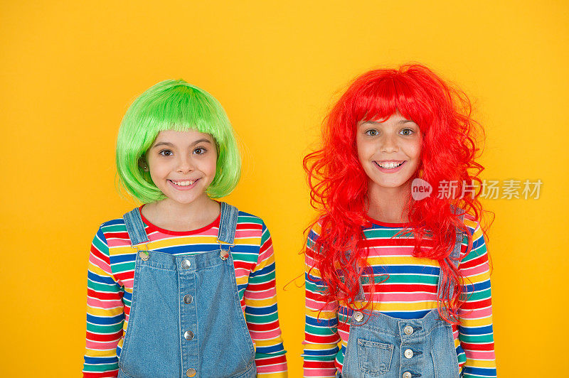 姐妹们很开心。色素染头发。表达的自由。幻想的头发的趋势。半永久色霜。彩色发夹在接发。改变颜色。有活力发型的孩子女孩