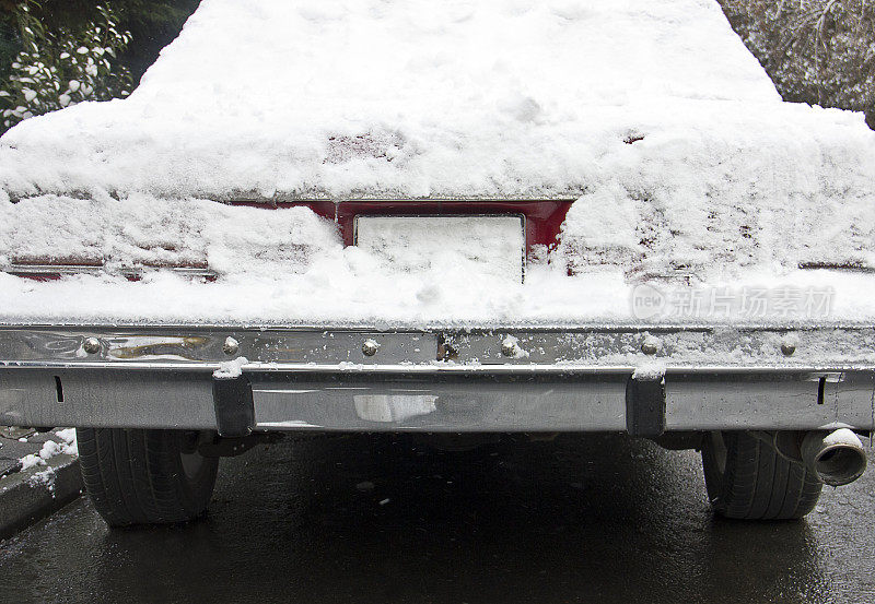 汽车轮胎在被雪覆盖的冬季道路上行驶