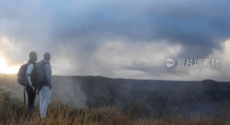 一对夫妇探索火山口边缘小径，火山口Kīlauea