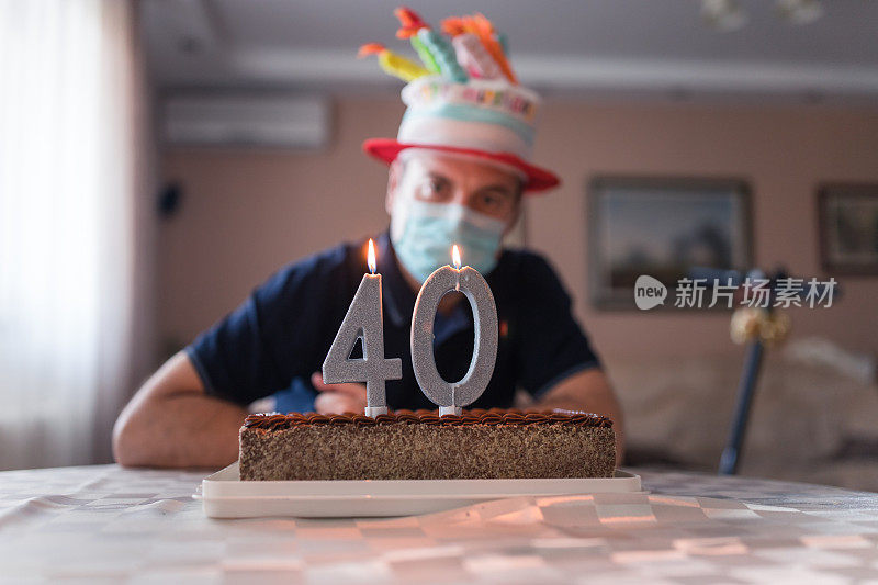 一个戴着防护面具看着自己40岁生日蛋糕的男人