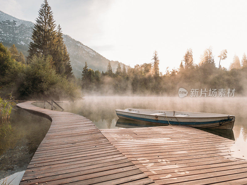 风景优美的阿尔卑斯湖和山脉在瑞士