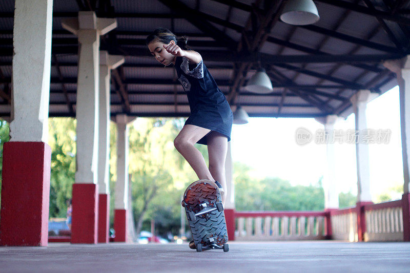 女孩在滑板