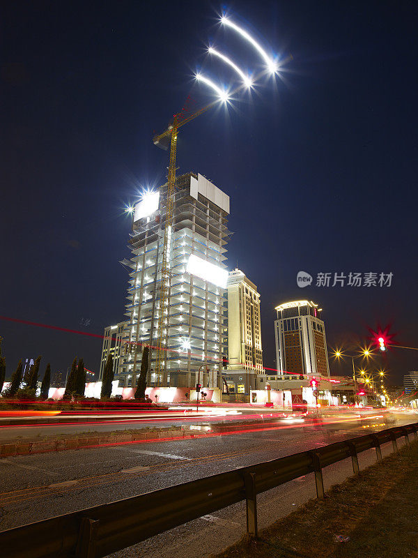 夜间的大型建筑工地