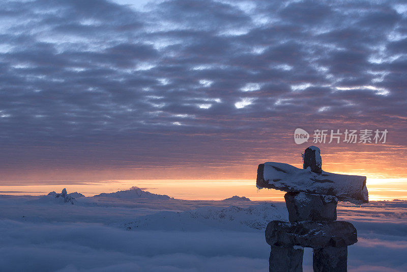 Inukshuk在清晨的阳光下