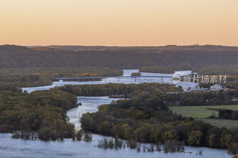 一个远摄高角度拍摄的密西西比河和农村马奎特-茱丽叶桥在日落