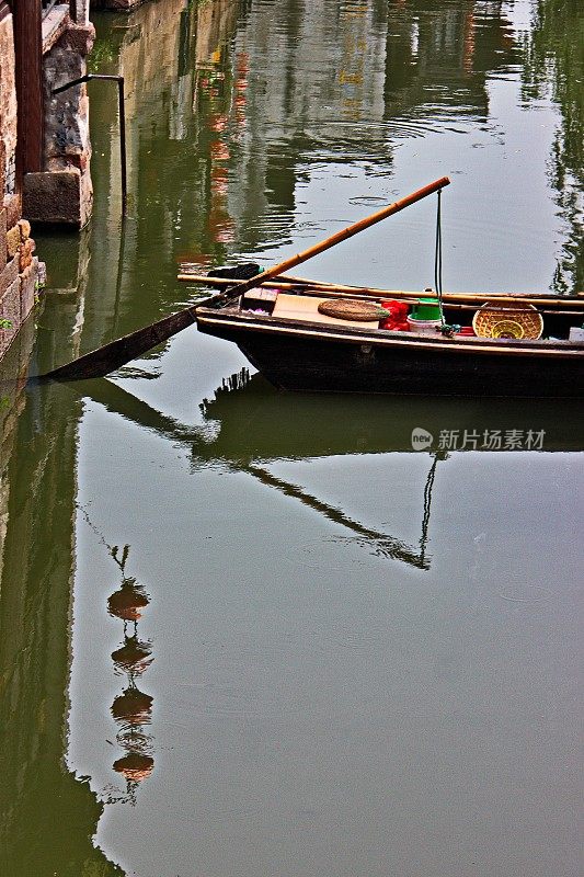 中国西塘古水乡运河上的传统船只