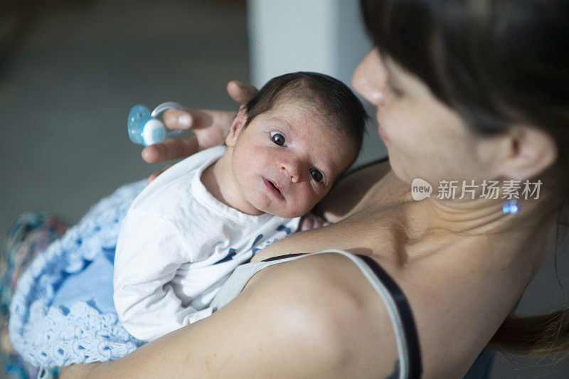 新生婴儿和他的母亲