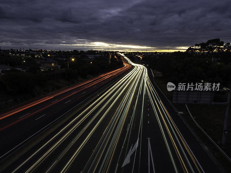 黄昏时分，城市高速公路上交通拥挤