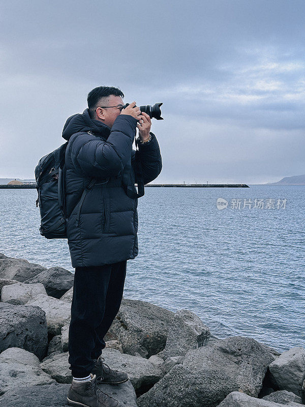 肖像独自旅行亚洲中国男子在海边拍照