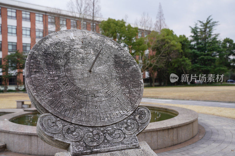 中国上海复旦大学的一件关于中国早期的科学雕塑