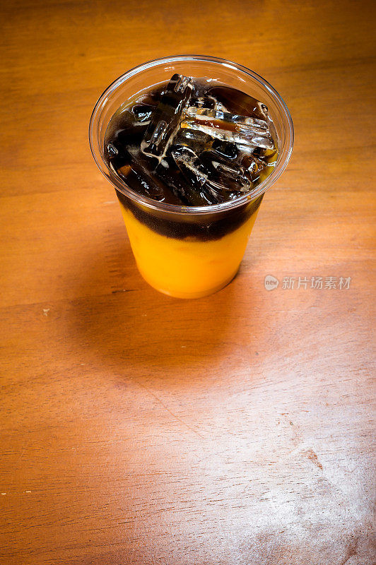 冰咖啡，美式咖啡，橙汁，装在杯子里，准备上桌。高角度拍摄，宣传照片。