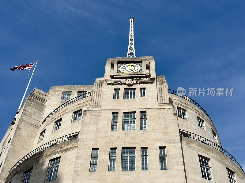 英国伦敦，英国广播公司总部广播大厦的低角度视图。