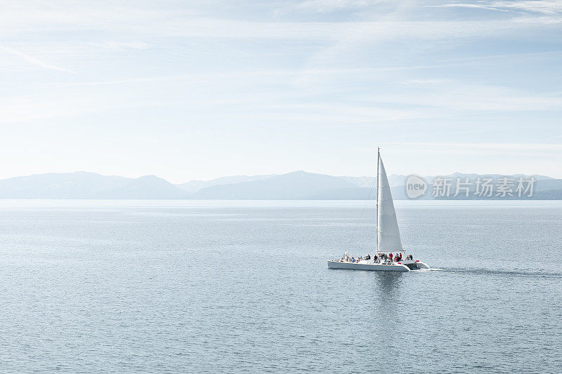 内华达州太浩湖的双体船从岸边看风景优美的大自然