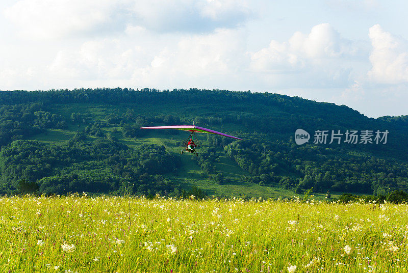 滑翔机飞过草地