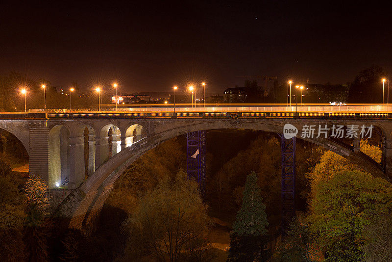 卢森堡市阿道夫桥的夜晚