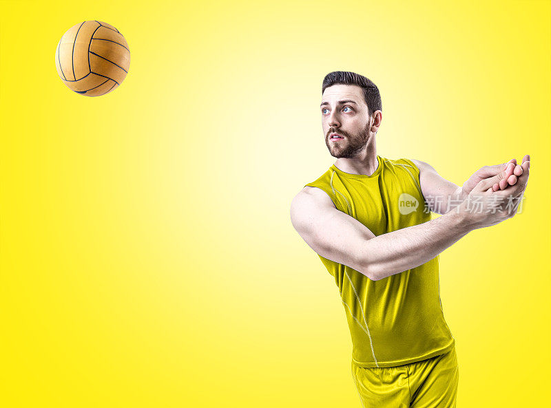 黄色背景上穿黄色队服的排球运动员
