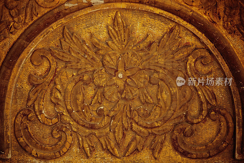 古老的浮雕图案镀金的木头