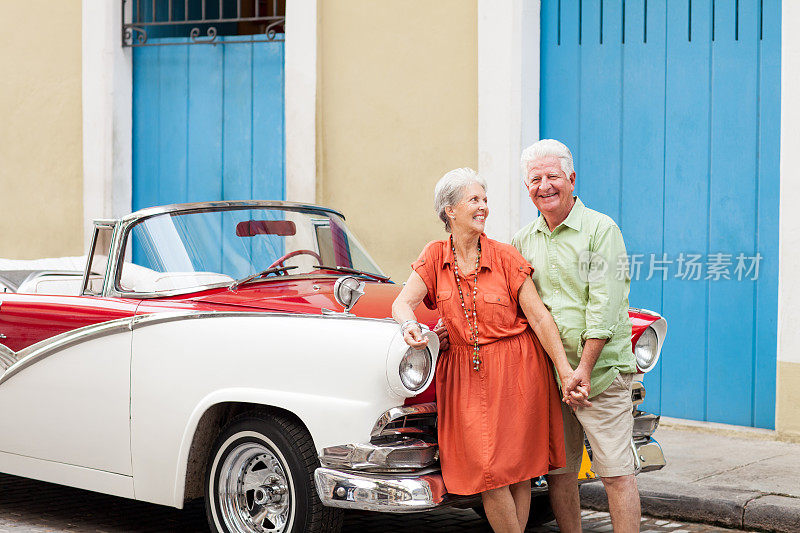 深情的老年夫妇享受古巴