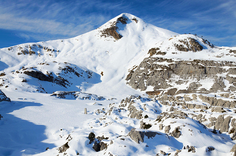 冬天白雪皑皑的阿尔勒山比利牛斯山