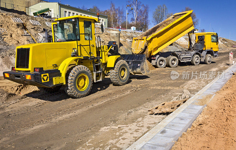 公路上的筑路机械