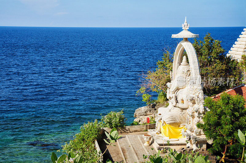 甘尼萨神社在悬崖北巴厘岛与大海的背景