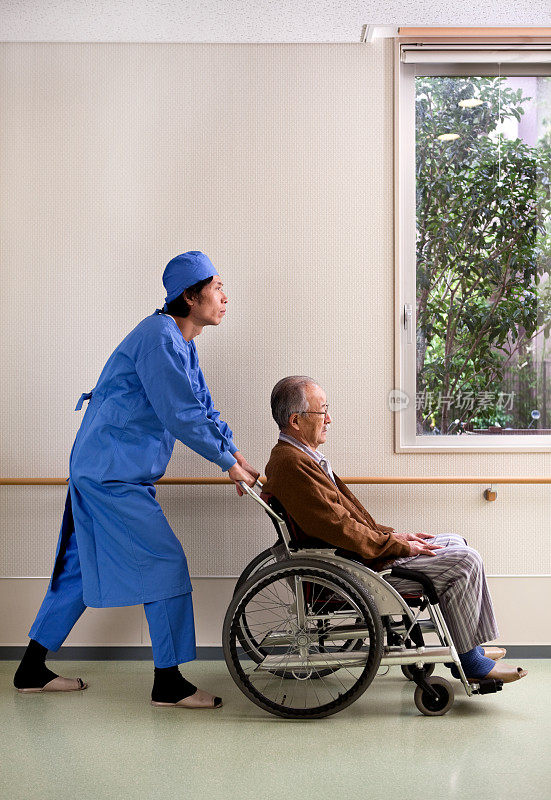 护士和老年病人
