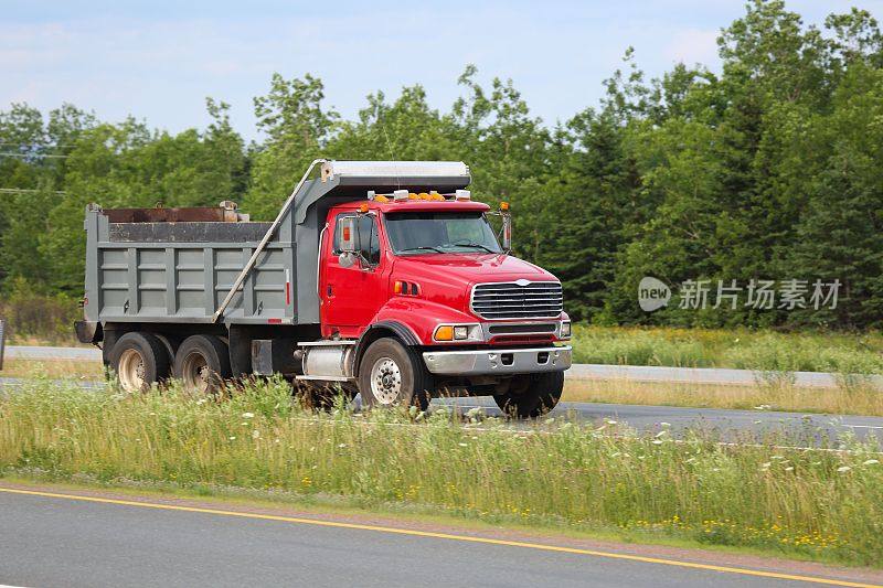 州际公路上的自卸卡车