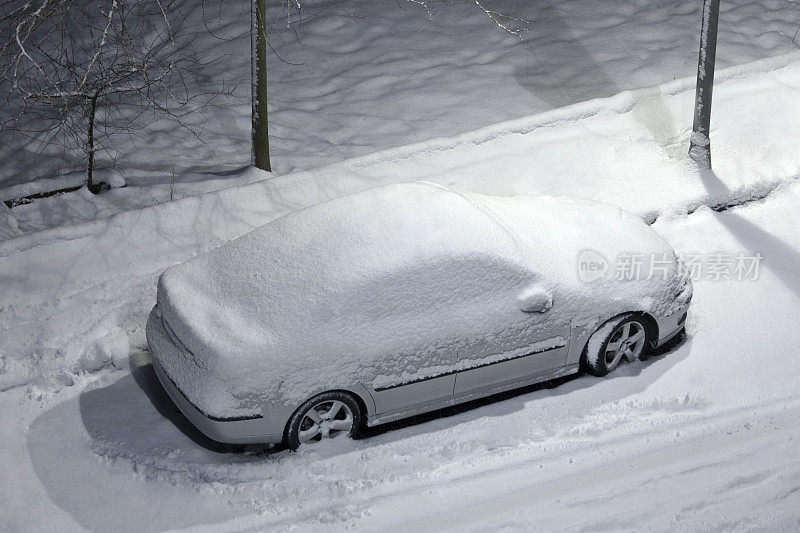 车停在雪