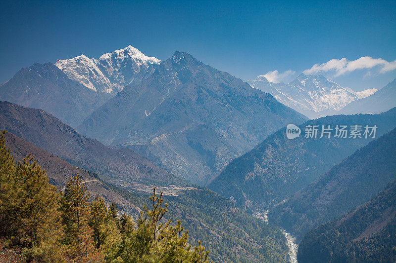 喜马拉雅山在美丽的阳光明媚的一天