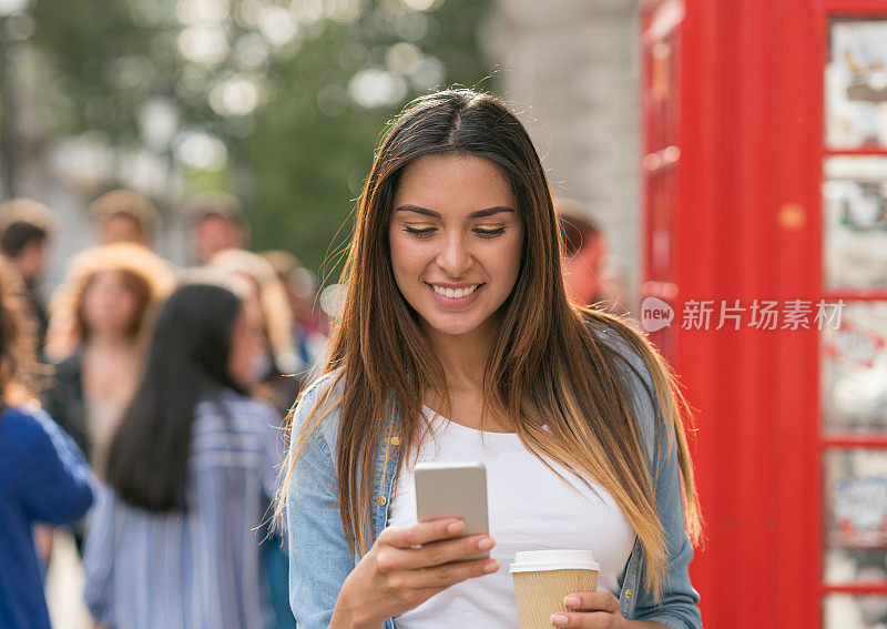 在户外用手机的快乐女人