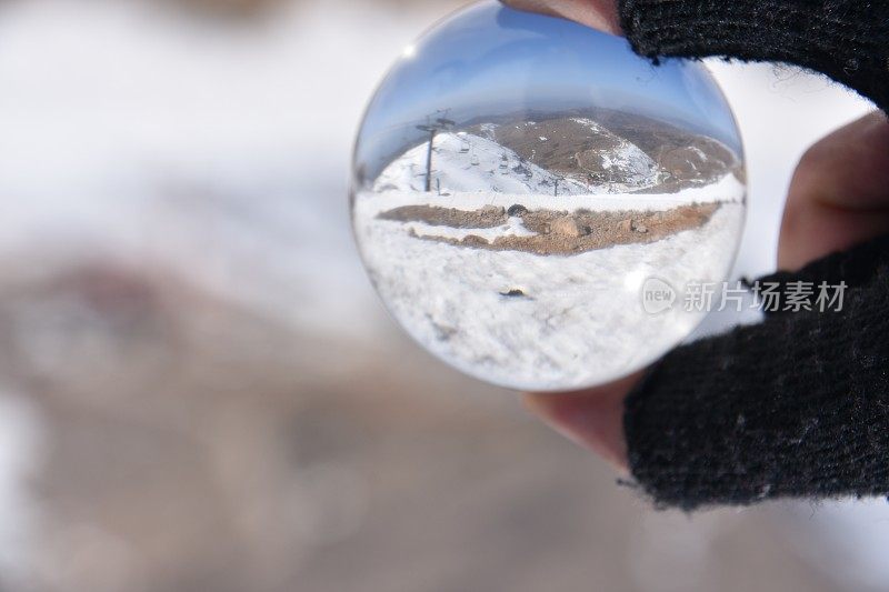 雪地里的水晶球